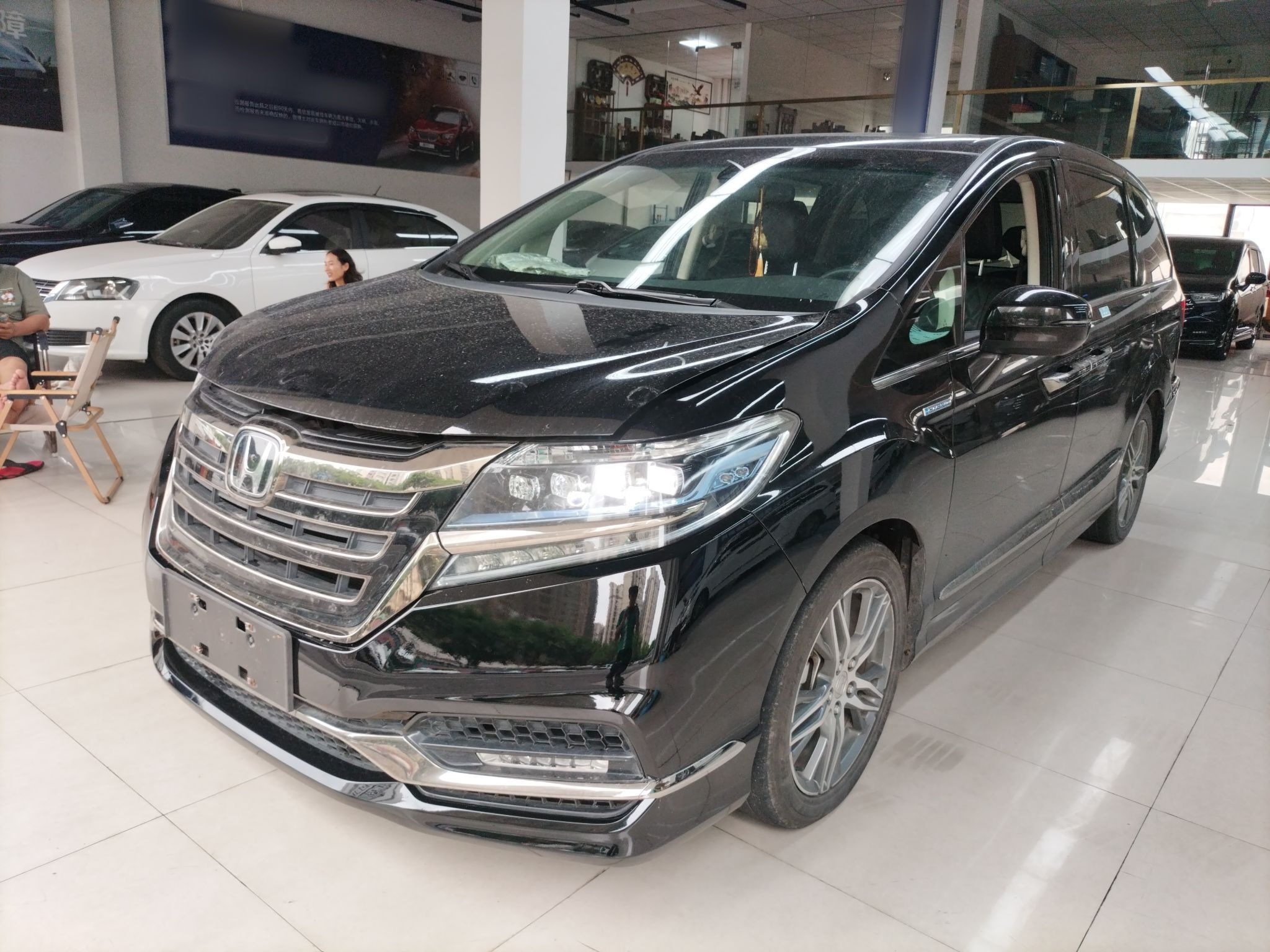 Под передней частью автомобиля