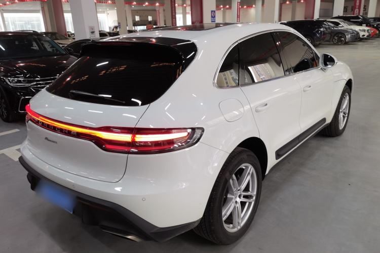 Used Porsche Macan 2024 Macan 2.0T Rear Right 45 Deg