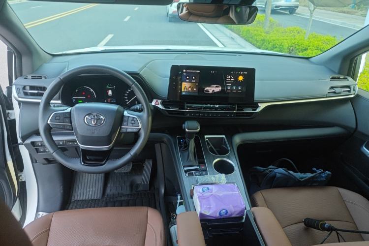 Used Toyota SIENNA 2026 Model 2.5L Dual-Engine Four-Wheel-Drive Premium Edition