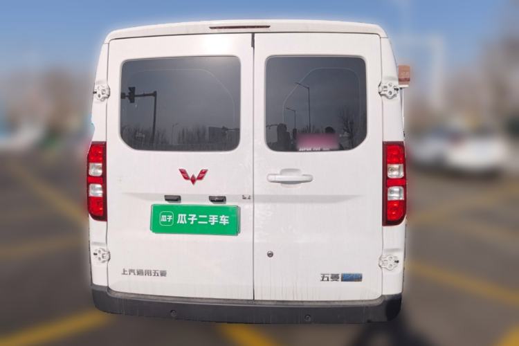 Used Wuling Yangguang 2024 300KM Comfort Version Passenger Van 75kW