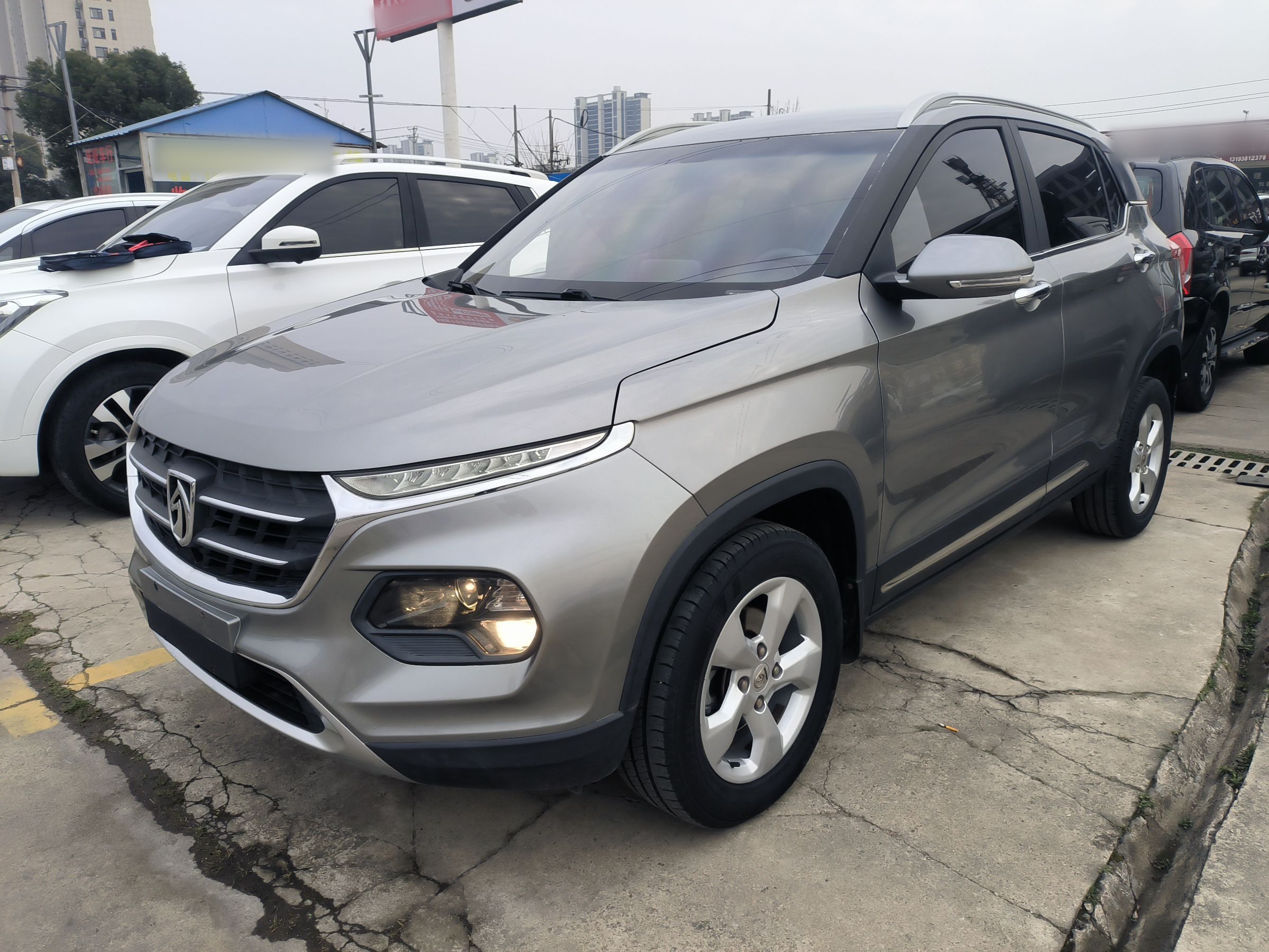 Под передней частью автомобиля