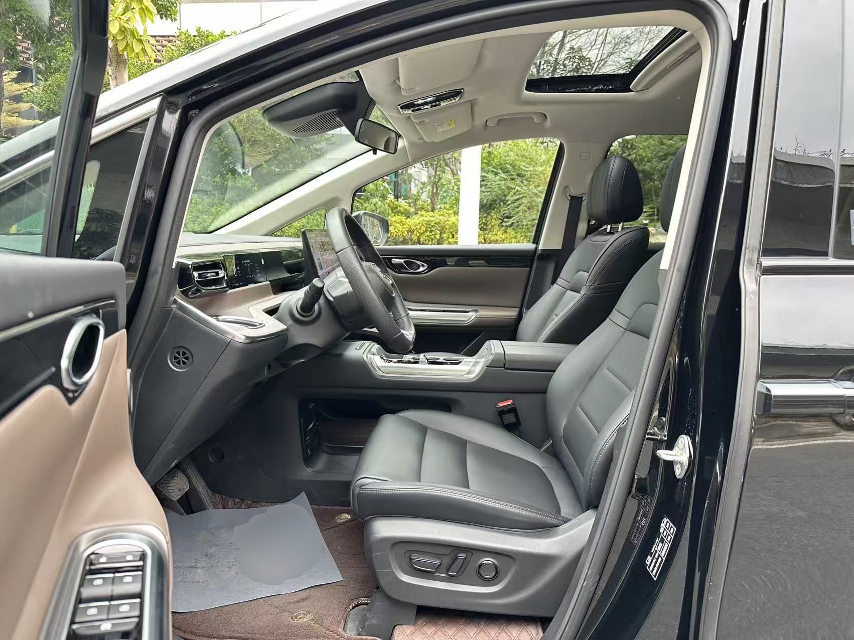 Переднее сиденье в автомобиле