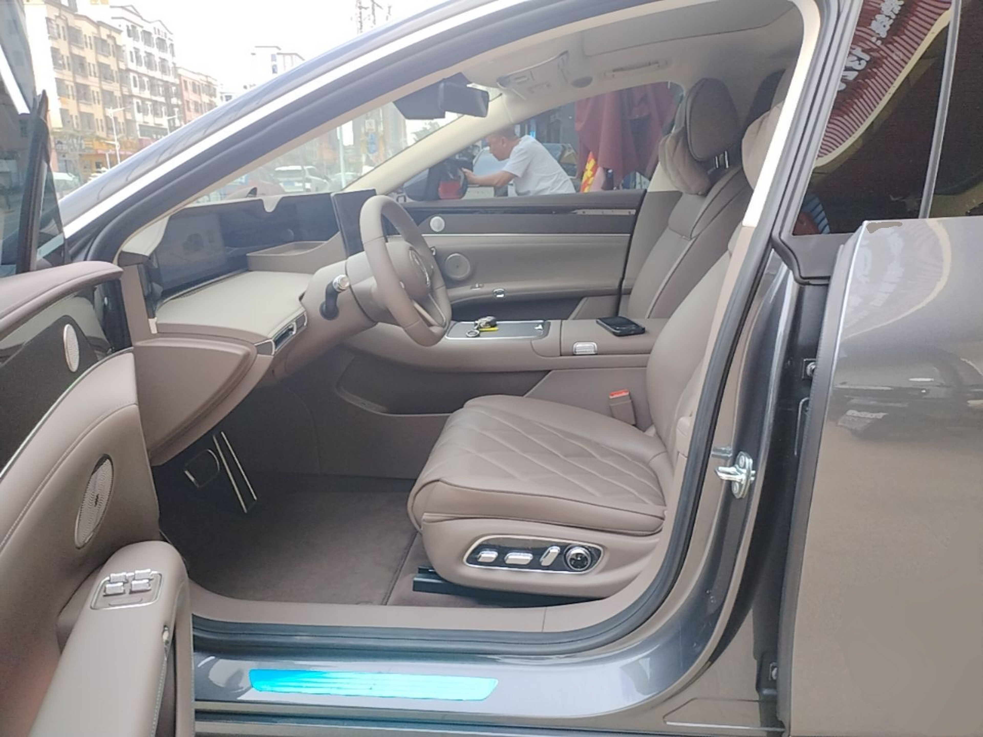 المقاعد الأمامية داخل السيارة