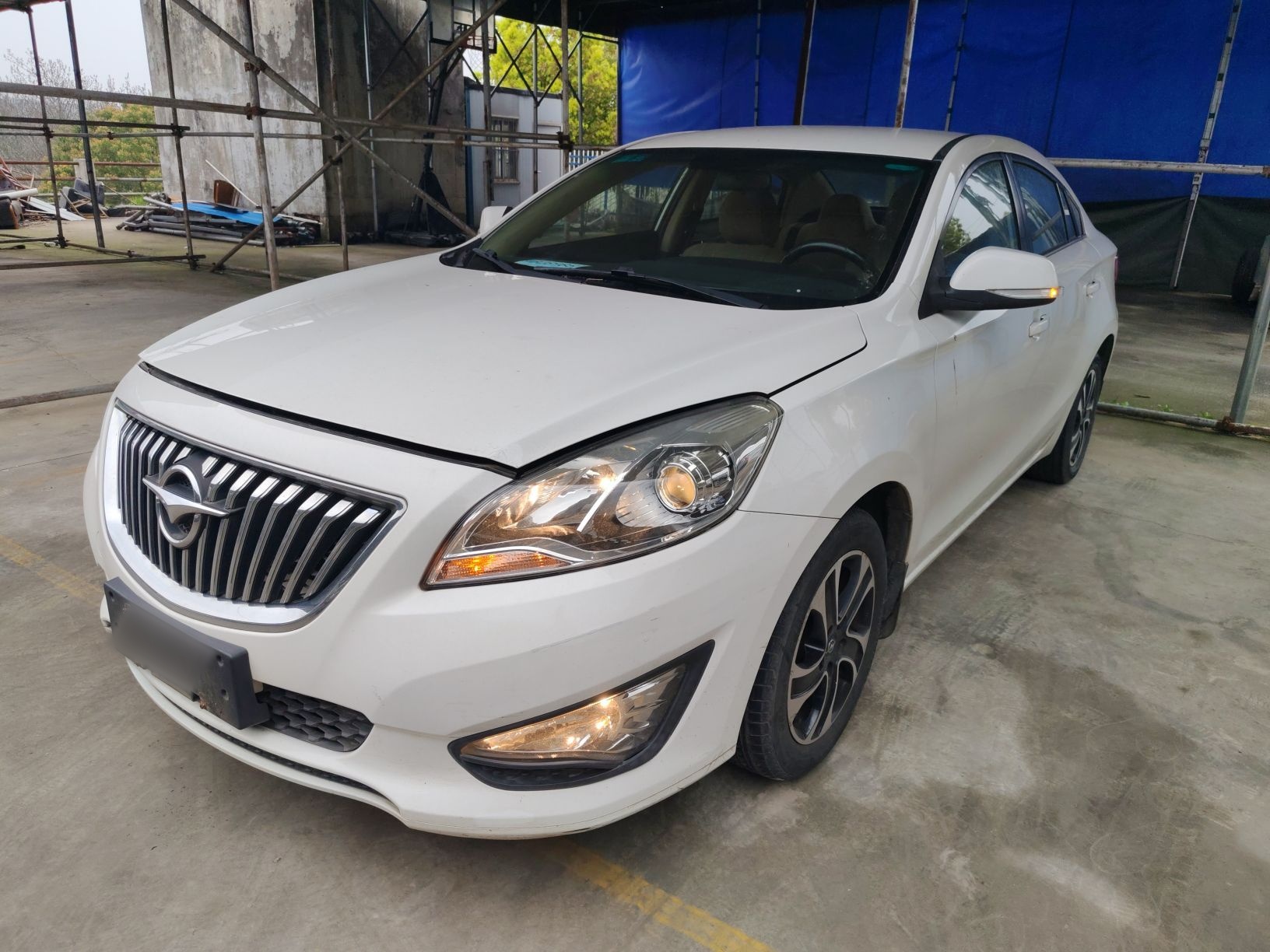 تحت مقدمة السيارة