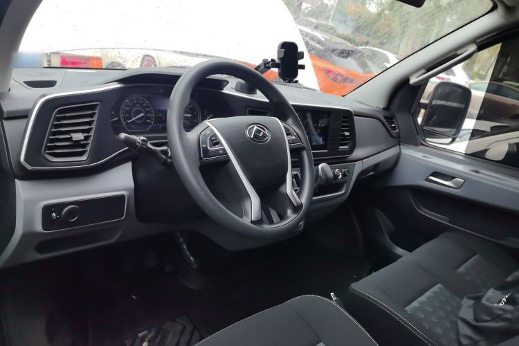 Used SAIC MAXUS Xintu V80 2024 Aotong Value Edition 6AMT Short Wheelbase Ultra-Low Roof 127 Ps 5/6 Seats
