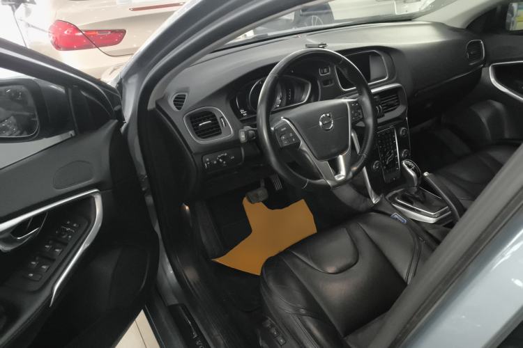 Used Volvo V40 2019 T3 Zhiyi Edition
