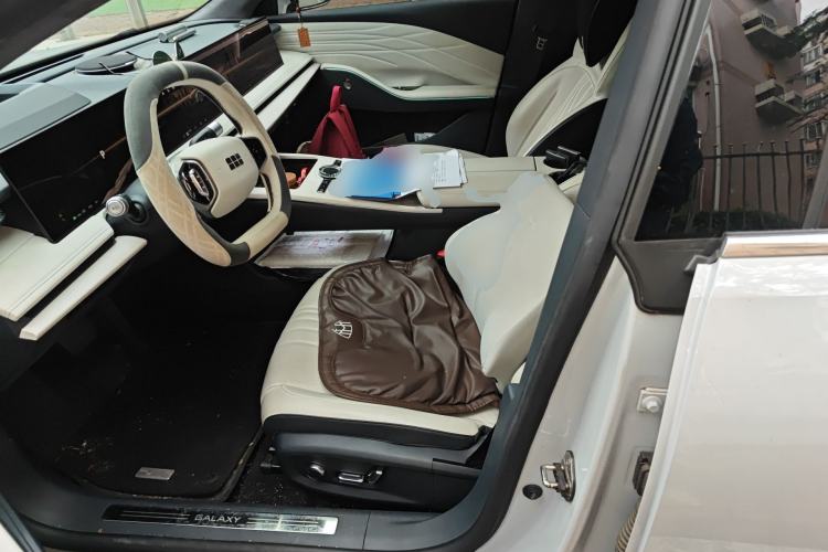 Used Geely Galaxy E8 2024 665 km Range Rear-Drive Starship Long-Range Version
