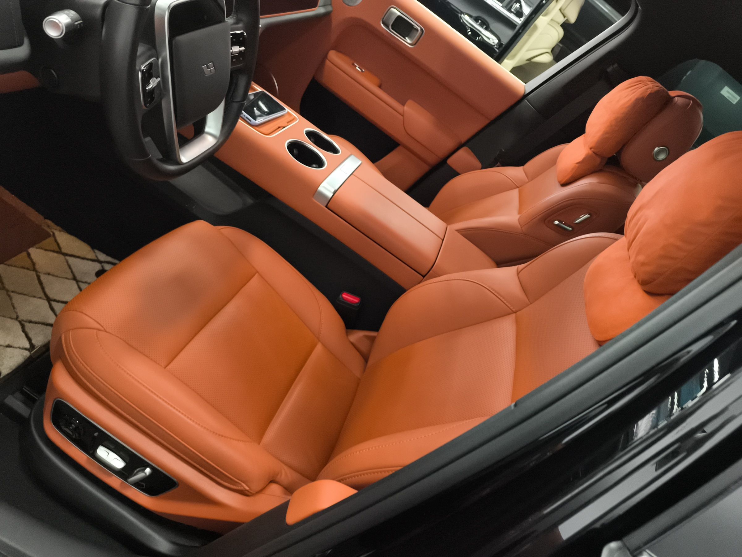 المقاعد الأمامية داخل السيارة