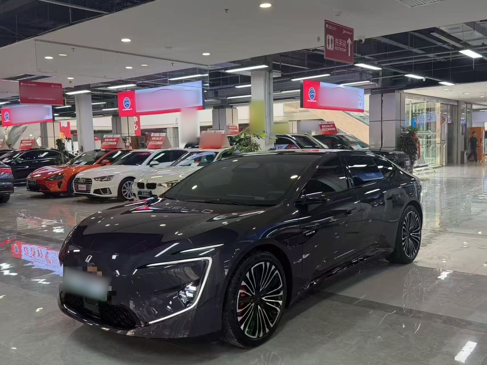 تحت مقدمة السيارة