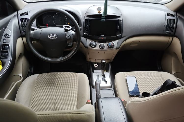 Used Hyundai Celesta 2011 1.6L Automatic Comfort Edition Center Console