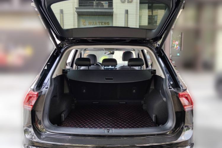 Used Volkswagen Tiguan L 2017 380TSI Automatic All-Wheel-Drive Luxury Edition Trunk