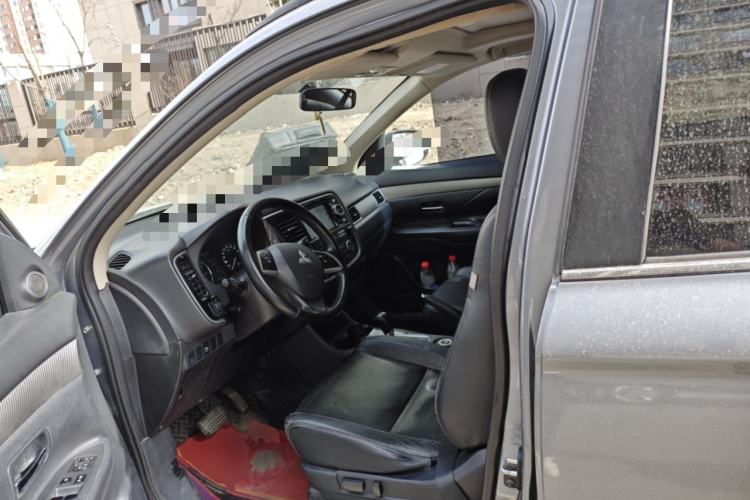 Used Mitsubishi Outlander 2013 2.4L 4x4 Luxury Navigation Edition 5 Seats Left Front Seat