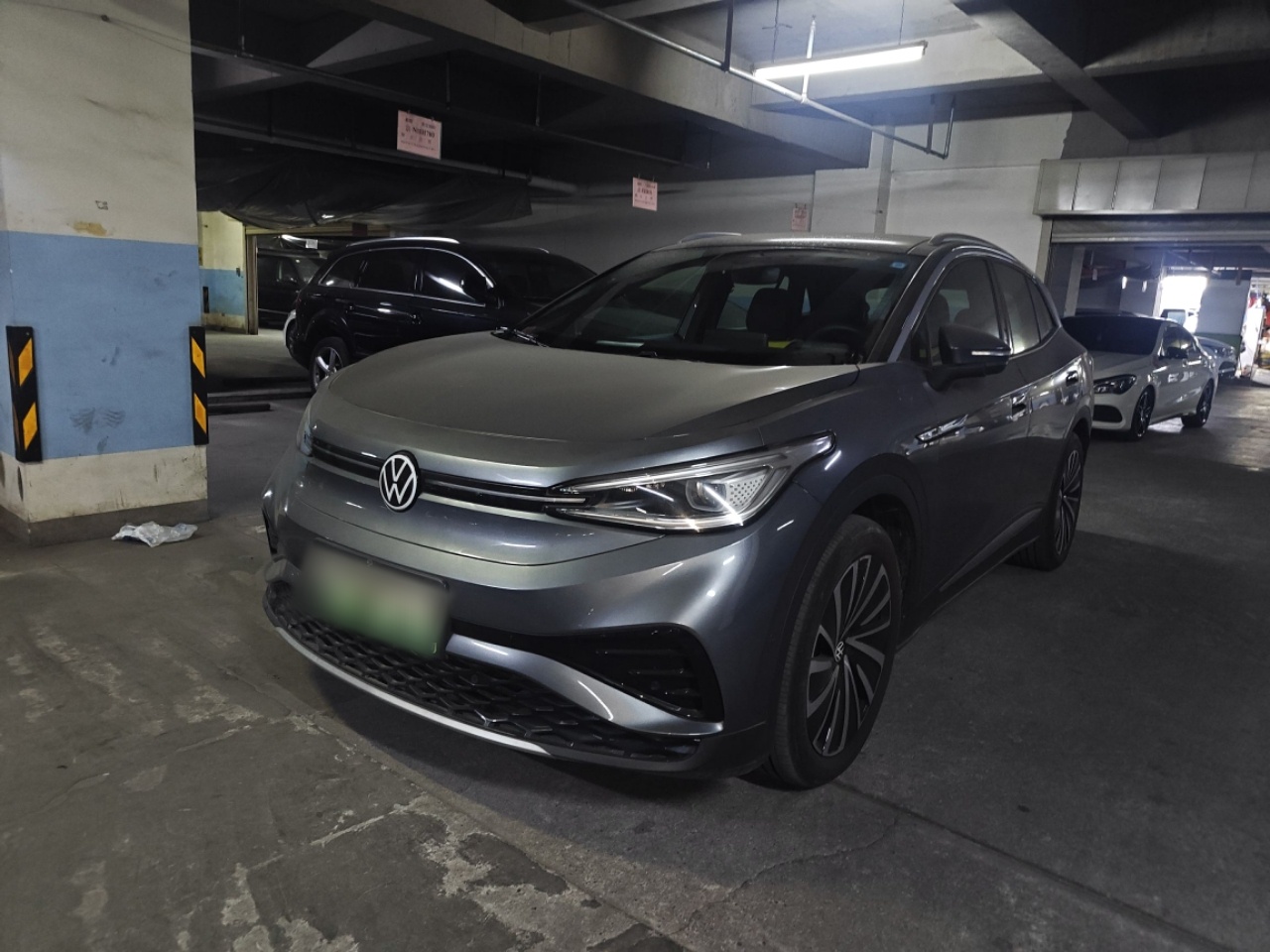 Под передней частью автомобиля