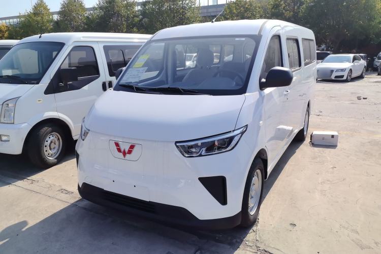Used Wuling Yangguang 2024 300KM Comfort Version Passenger Van 75kW