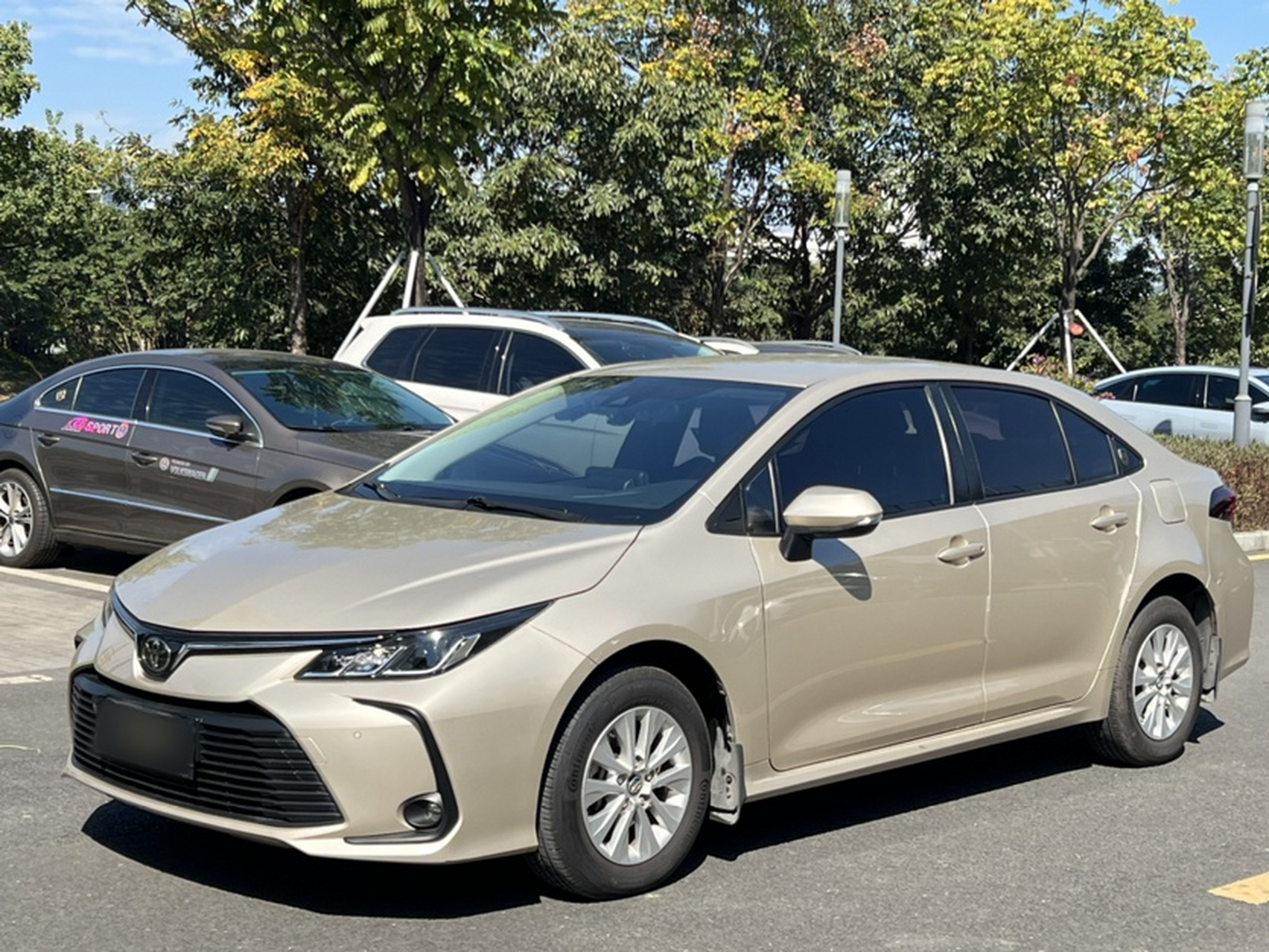 Под передней частью автомобиля