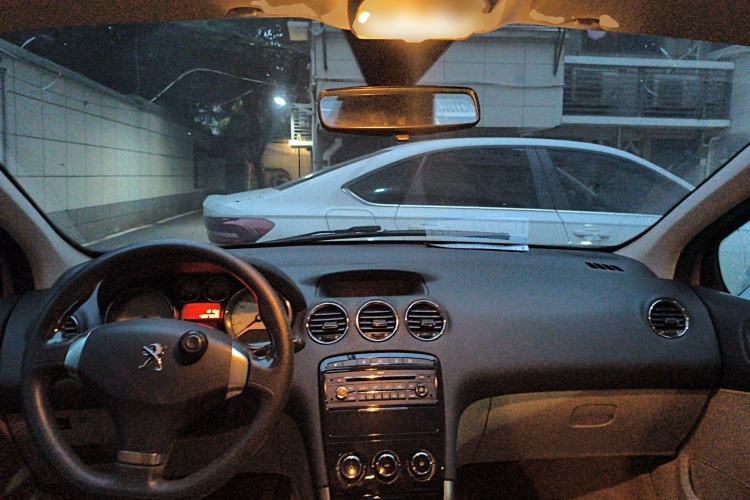 Used Peugeot 408 2013 2.0L Automatic Comfort Edition Center Console