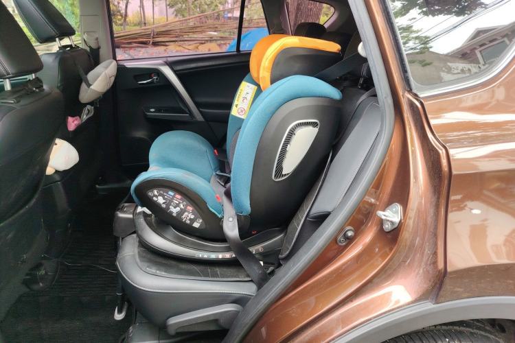 Used Toyota RAV4 2016 2.0L CVT Two-Wheel Drive Smart Edition China V Standard Left Rear Seat