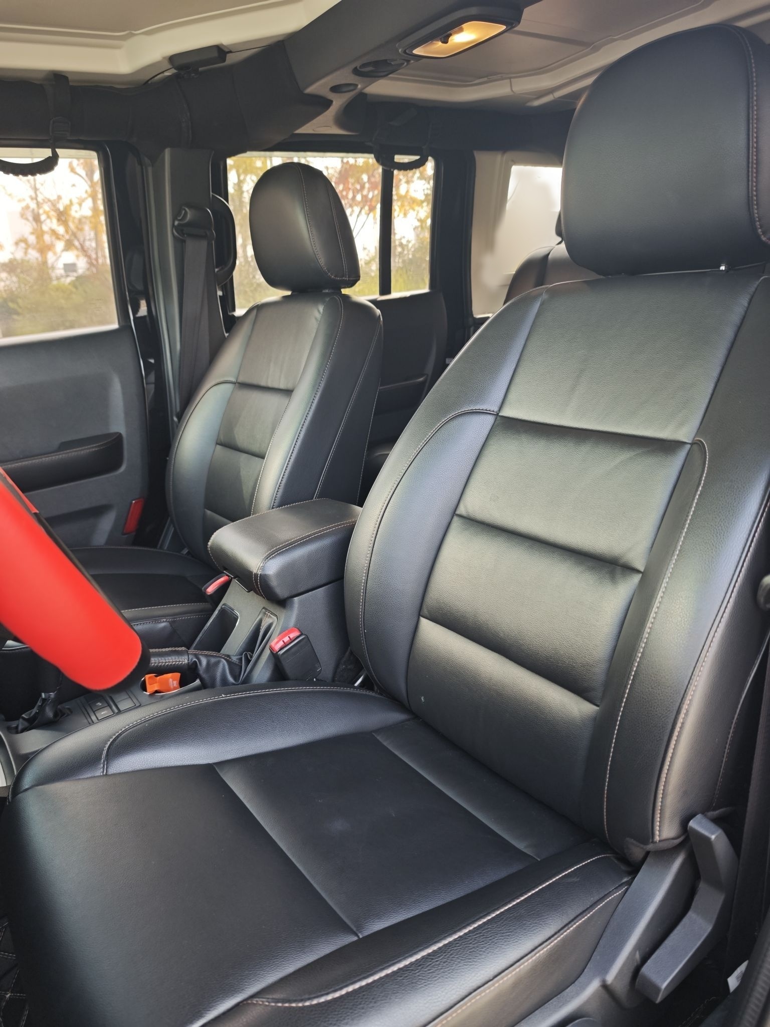 المقاعد الأمامية داخل السيارة