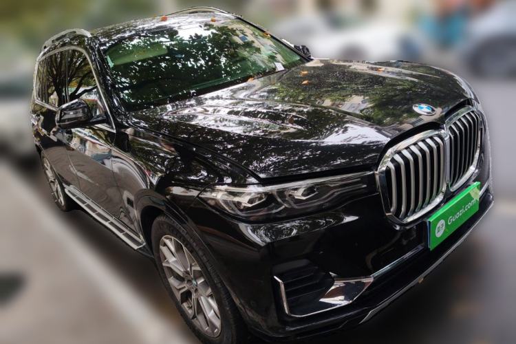 Used BMW X7 2019 xDrive40i Luxury Package with Leading Features Front Right 45 Deg