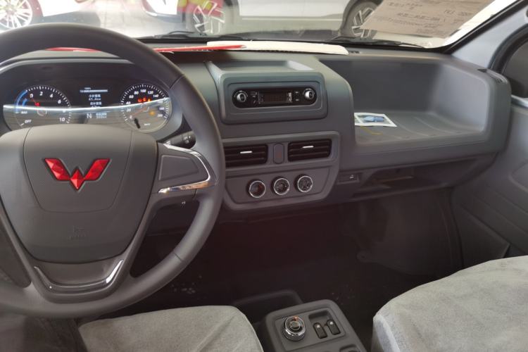 Used Wuling Yangguang 2024 300KM Comfort Version Passenger Van 75kW