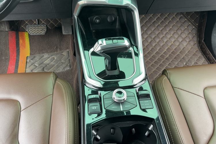 Used Haval H6 2017 Red Label 2.0T Automatic Two-Wheel Drive ZhiShang Model
