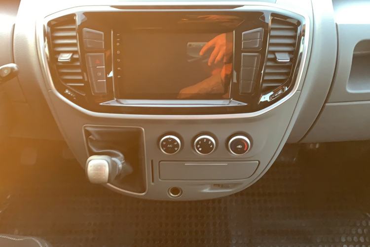 Used SAIC MAXUS Xintu V80 2019 2.5T Classic Edition 6-Speed Manual – Aoyuntong Modified Version Short Wheelbase Mid-Height Roof 5/6 Seats
