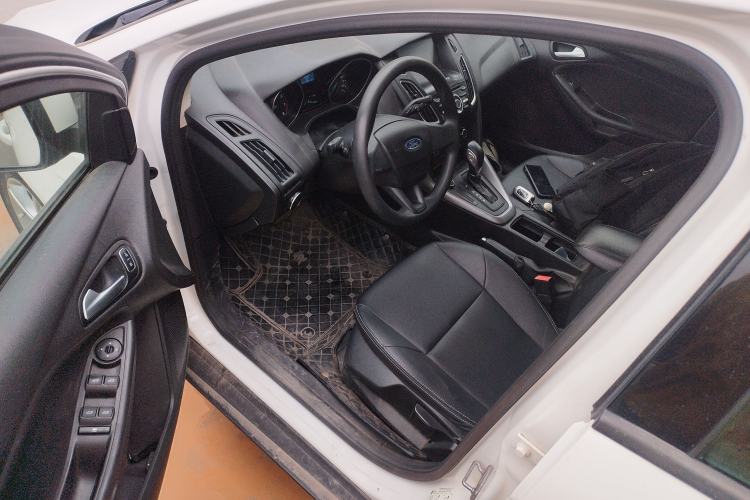 Used Ford Focus 2018 Hatchback Classic 1.6L Automatic Comfort Plus SmartDrive Edition Driver Seat