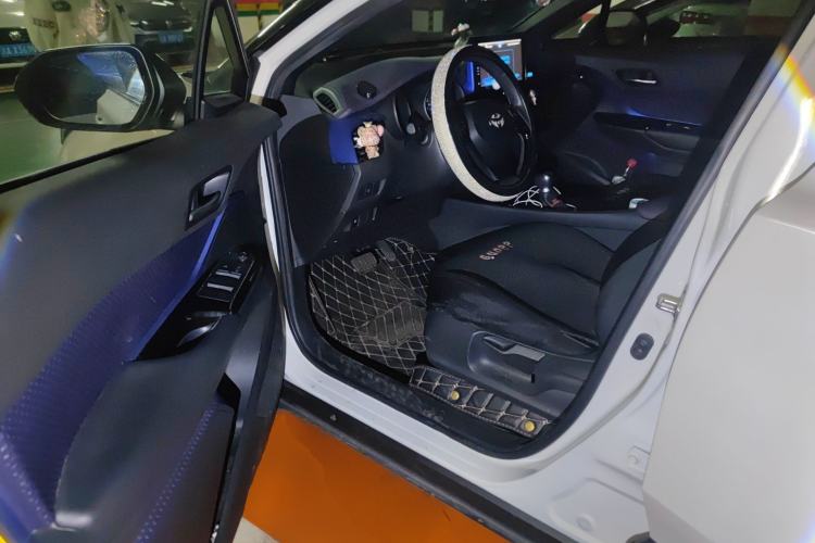 Used Toyota C-HR 2018 2.0L Luxury Sunroof Version China VI Standard Driver Seat