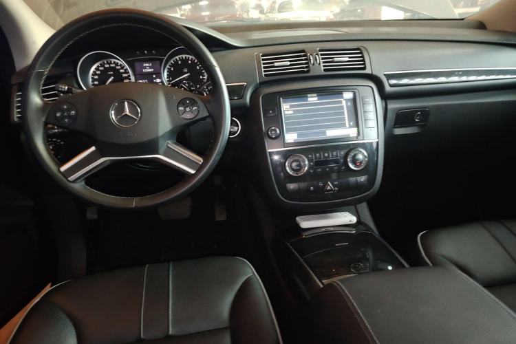 Used Mercedes-Benz R-Class 2017 R 320 4MATIC Business Edition Prestige Model Center Console