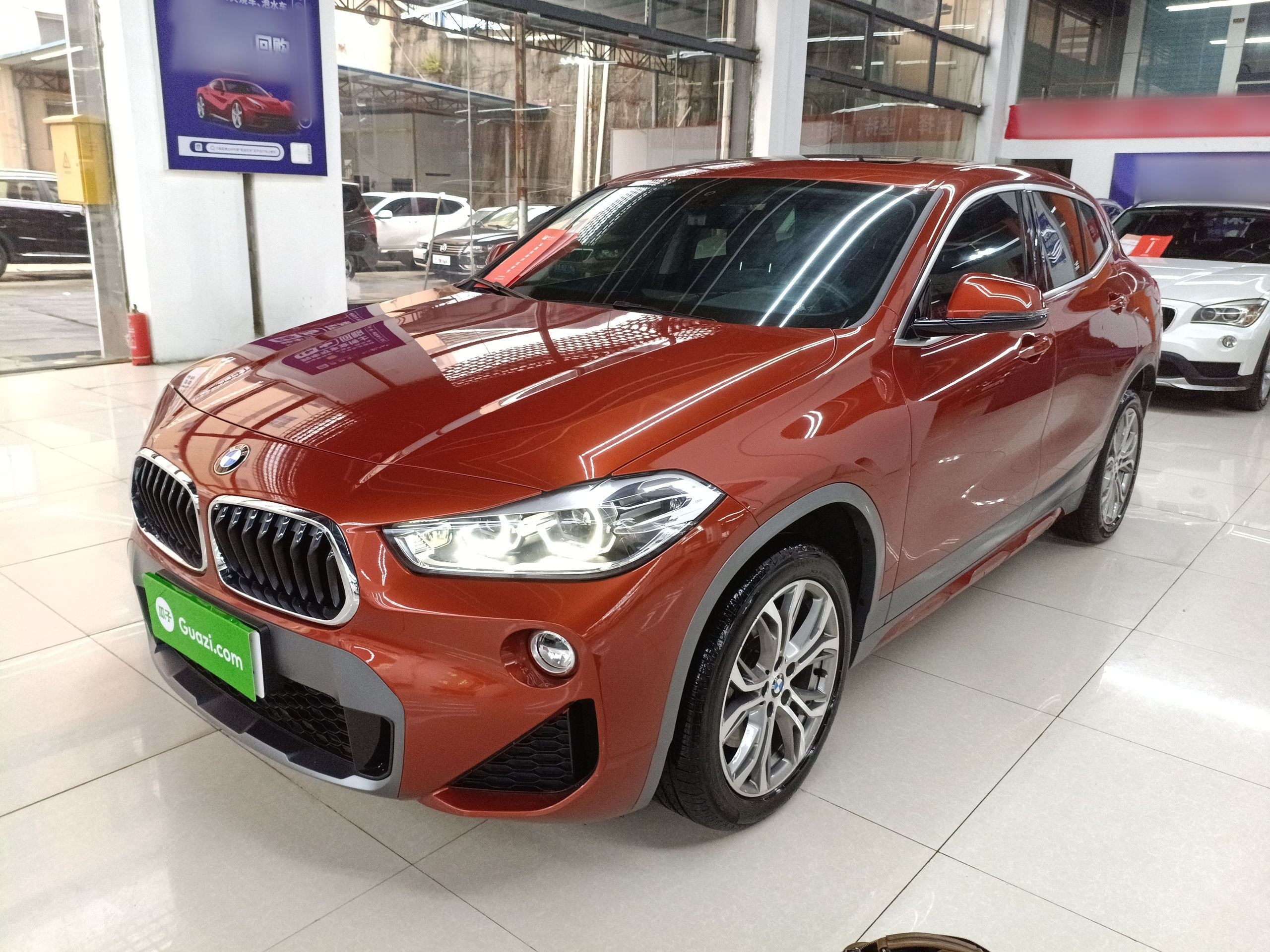 تحت مقدمة السيارة