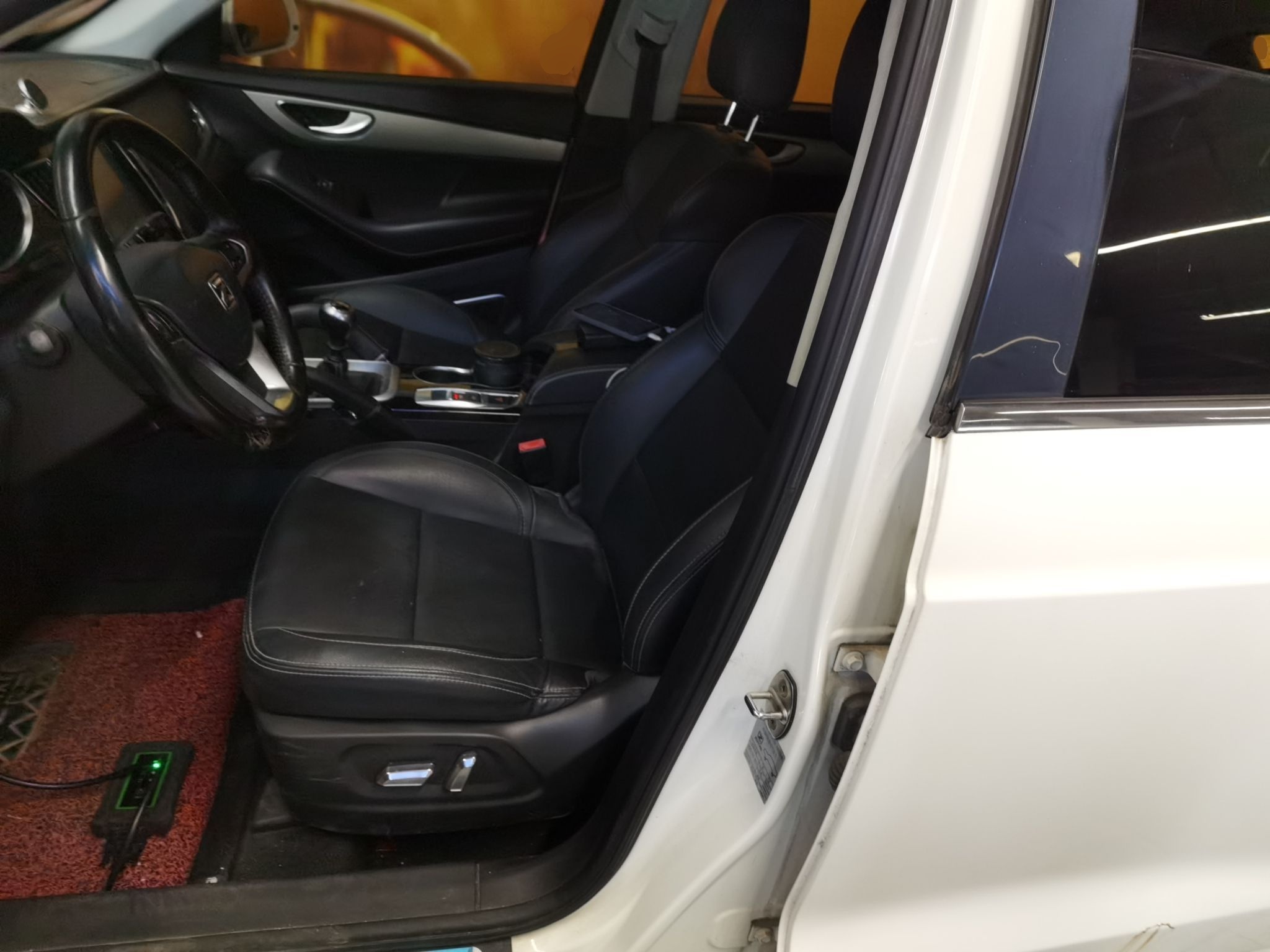 Переднее сиденье в автомобиле