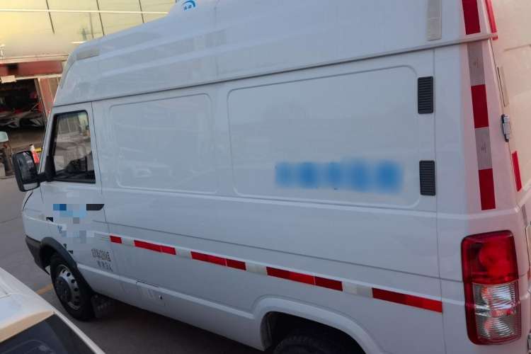Used Iveco Daily 2021 2.8T V35 VAN厢式 van 3-seater short wheelbase mid-roof design with dual tires and manual doors
