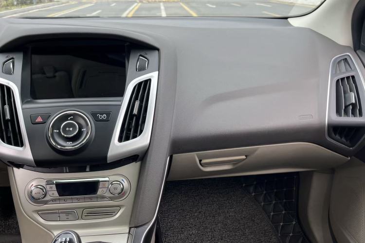 Used Ford Focus 2012 Sedan 1.6L Manual Fashion Edition
