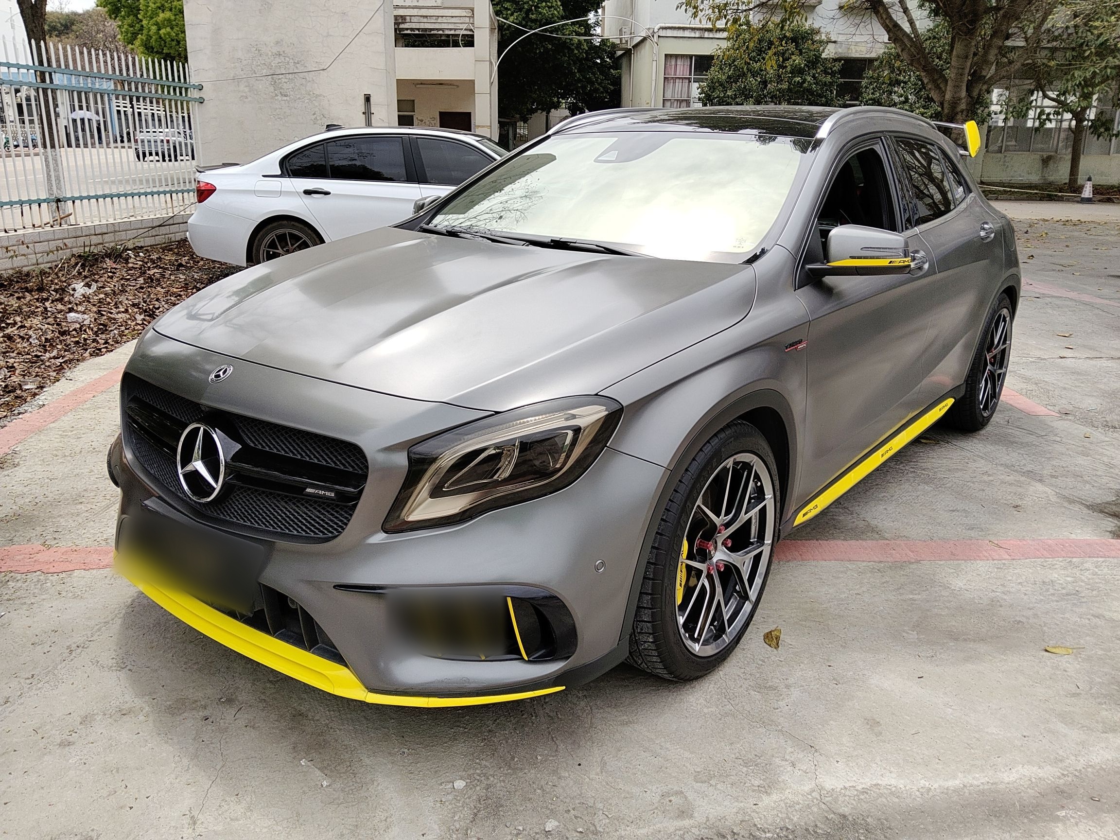 تحت مقدمة السيارة