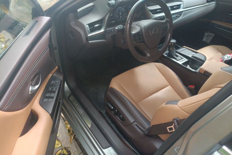 Used Lexus ES 2020 300h Premier Edition