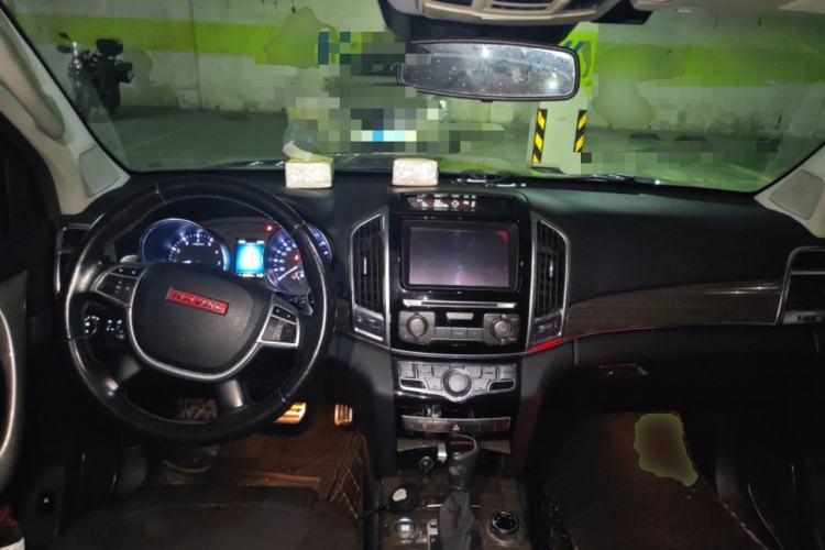 Used Haval H9 2015 2.0T Four-Wheel Drive Standard Model 7 Seats Center Console