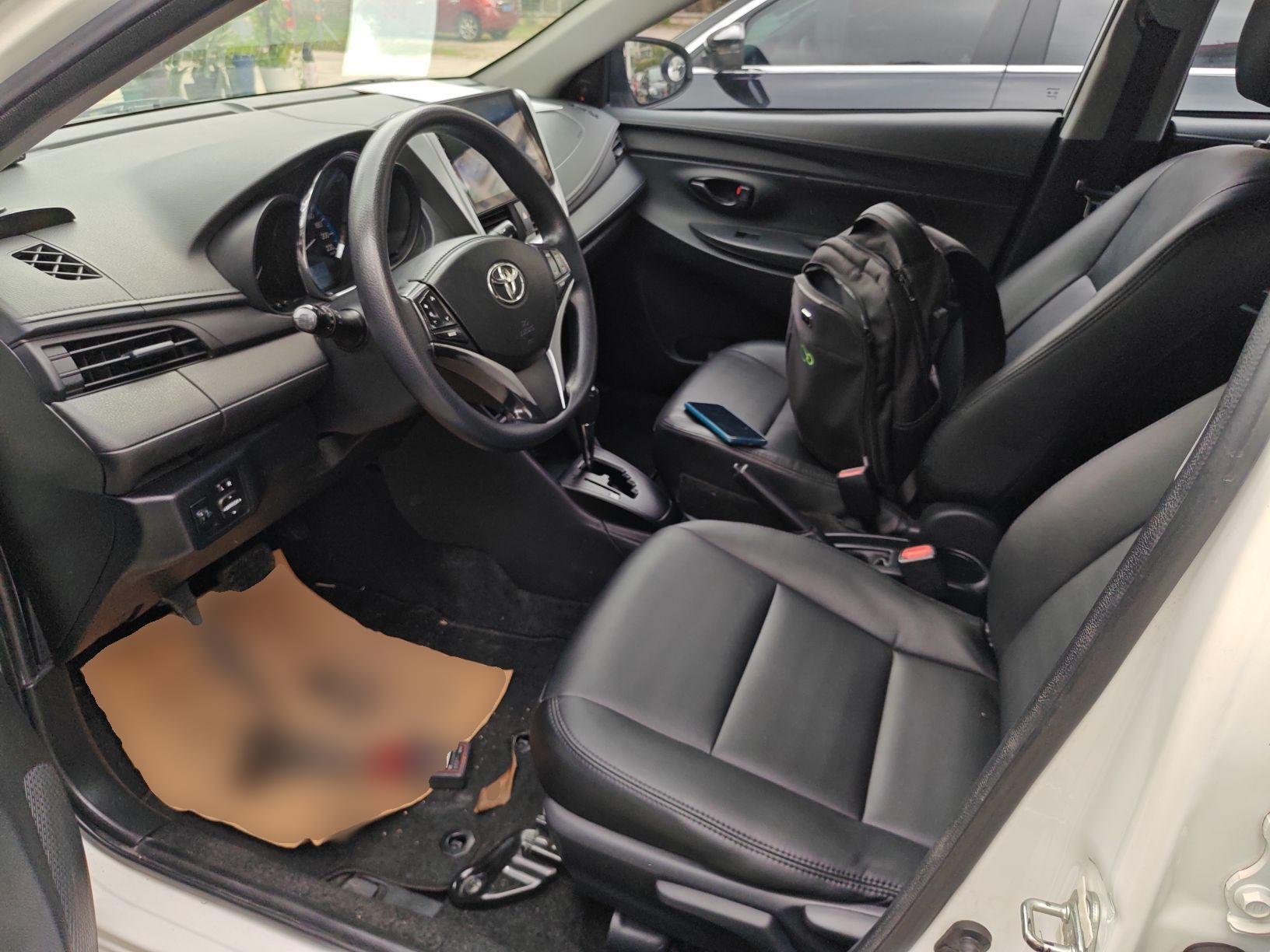 المقاعد الأمامية داخل السيارة