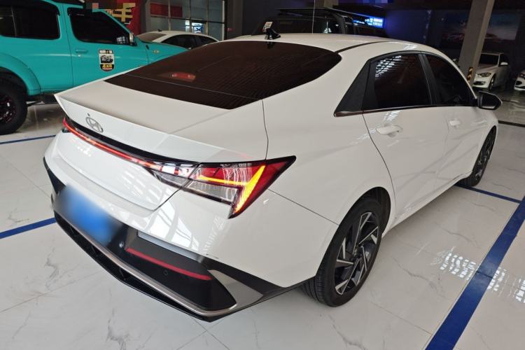 Used Hyundai Elantra 2023 1.5L CVT LUX Prestige Edition Rear Right 45 Deg