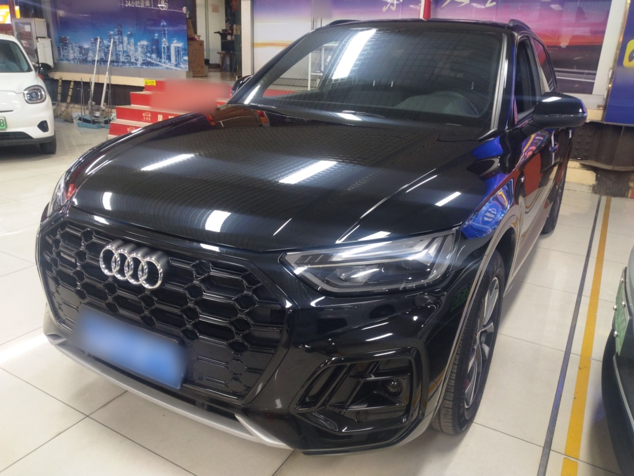 تحت مقدمة السيارة