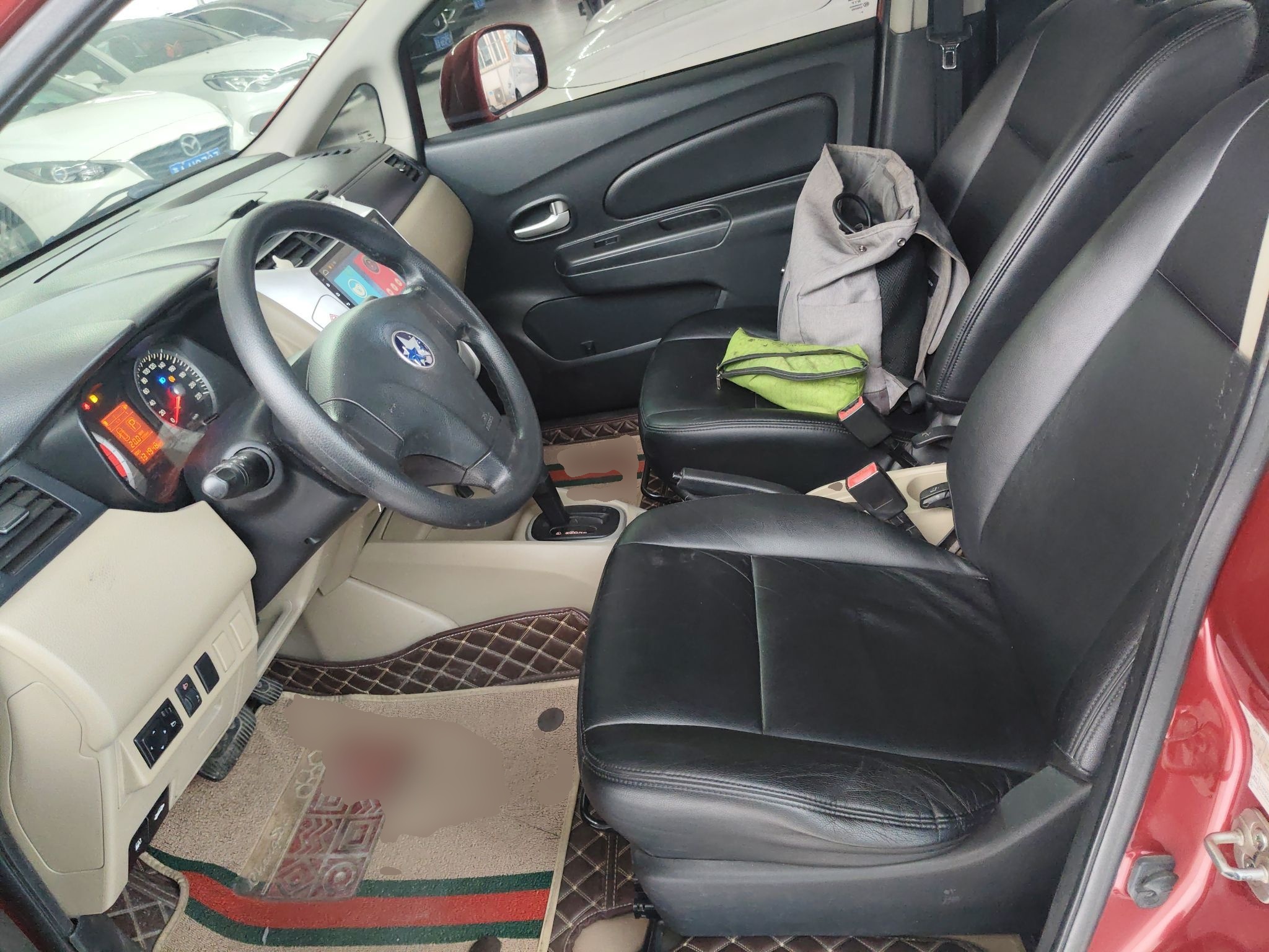 المقاعد الأمامية داخل السيارة