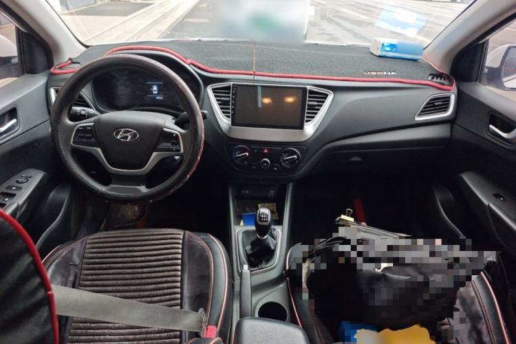 Used Hyundai Verna (new generation) 2020 1.4L Manual GLS Cool Edition Center Console