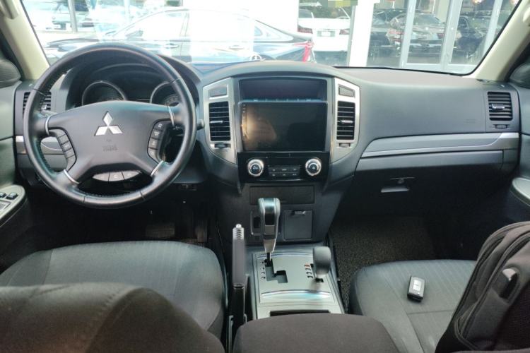 Used Mitsubishi Pajero 2020 3.0L Automatic Standard Edition Center Console