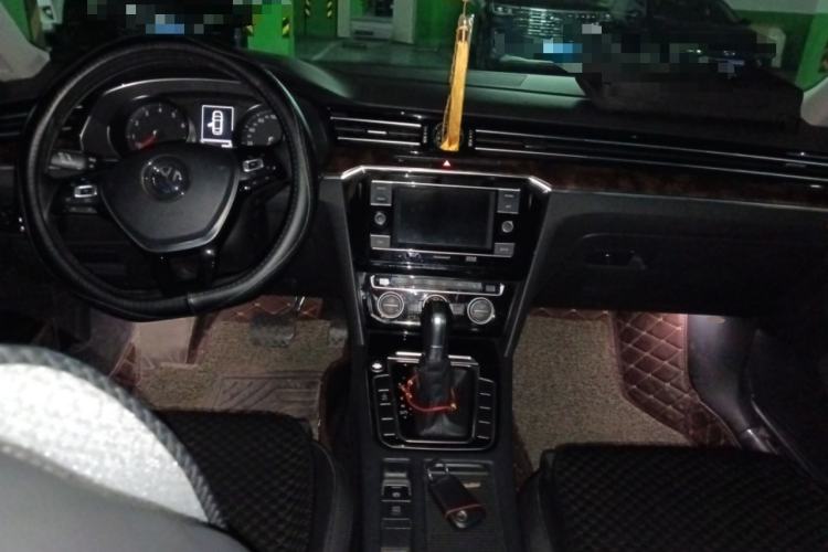 Used Volkswagen Magotan 2018 330TSI DSG Luxury Model Center Console