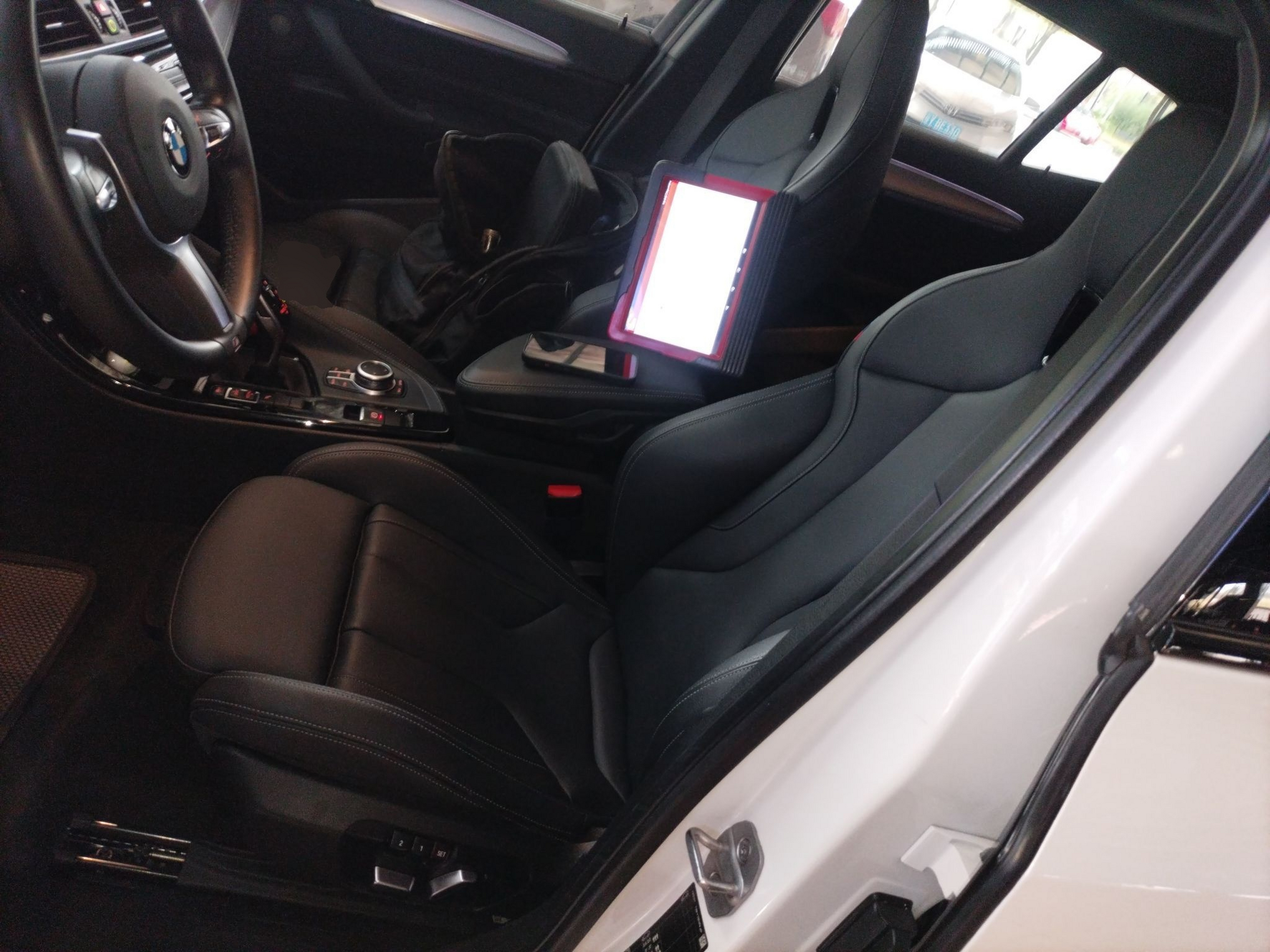 Переднее сиденье в автомобиле