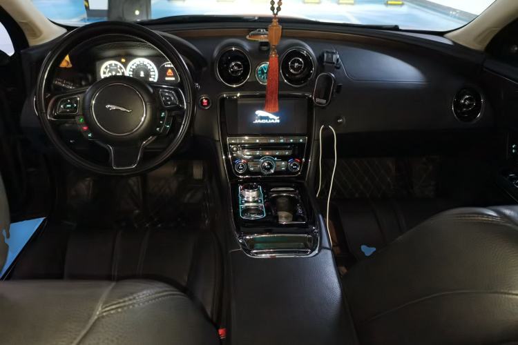 Used Jaguar XJ 2016 XJL 2.0T Two-Wheel-Drive Elegant Business Edition Center Console