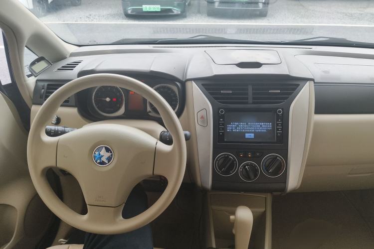 Used Venucia D50 2013 1.6L Automatic Fashion Edition Center Console