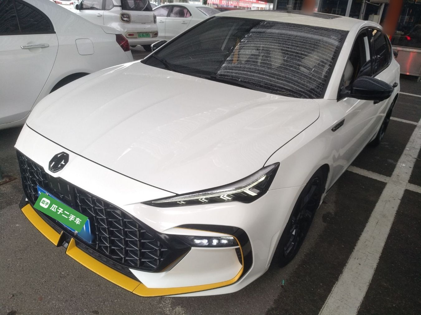 تحت مقدمة السيارة