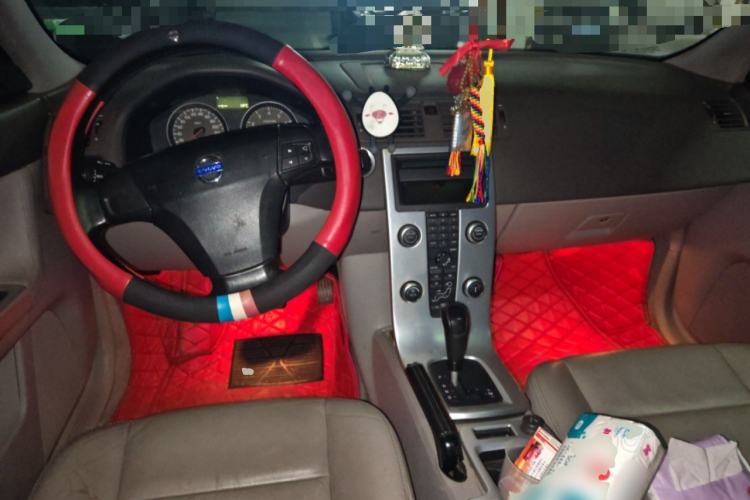 Used Volvo S40 2010 2.0L Automatic ZhiShang Edition Center Console