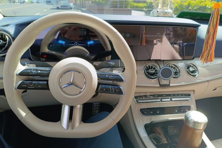 Used Mercedes-Benz E-Class 2023 E 260 4MATIC Coupe Center Console