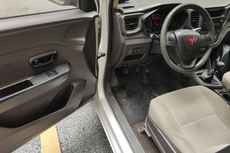 Used Wuling Hongguang V 2022 1.5L Jingqu Edition Enclosed-Window Vehicle with Hydraulic Power Steering LAR Driver Seat